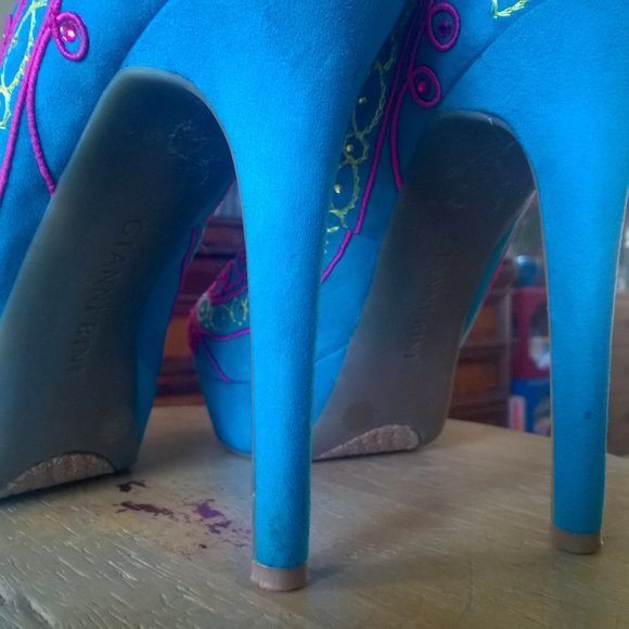 Spring Time Embroidered Heels - Picture 9 of 10